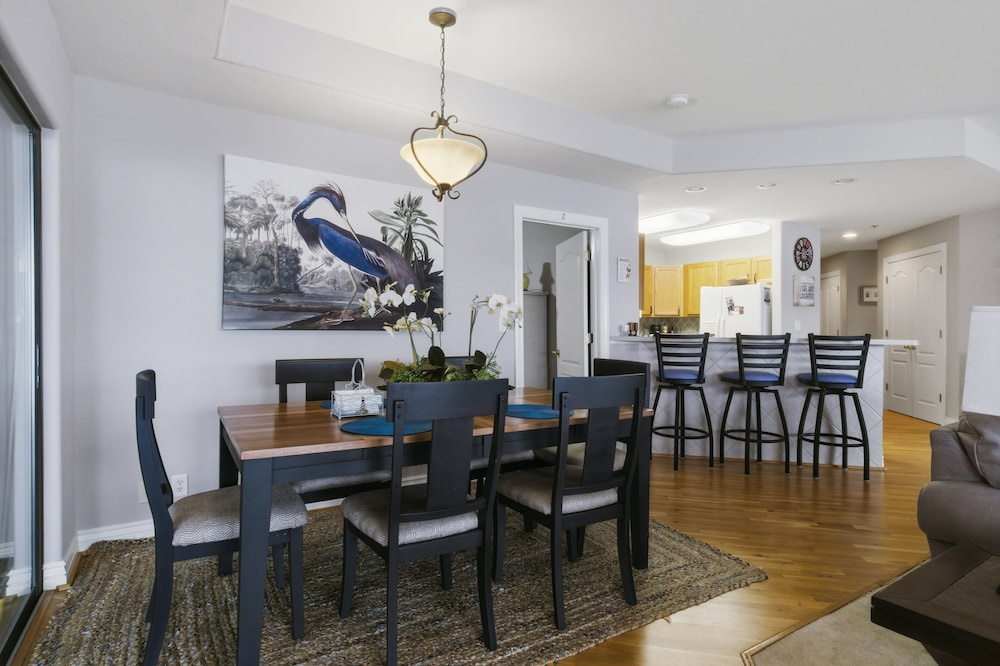 Lakeview Condo at The Falls w/ Wraparound Screened Porch, 2 PWC Slips & Pools at 2 MM