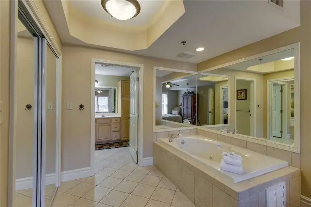 Baskins Creek 404 - 2 Br condo by RedAwning