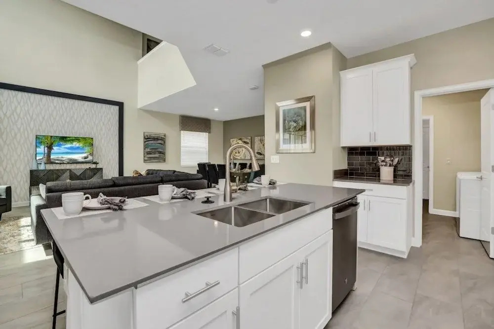 "boutique" Style Home Near Disney! 5 Bedroom Home by RedAwning