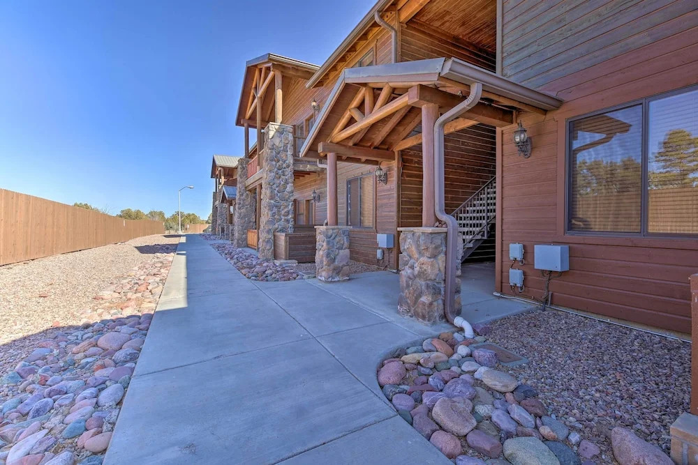 Near Lake & Trails: Show Low Condo w/ Grill!