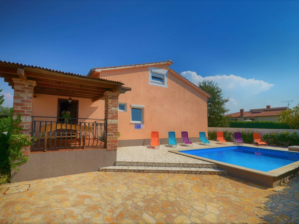 Modern apartment located on the ground floor with shared pool, near Porec