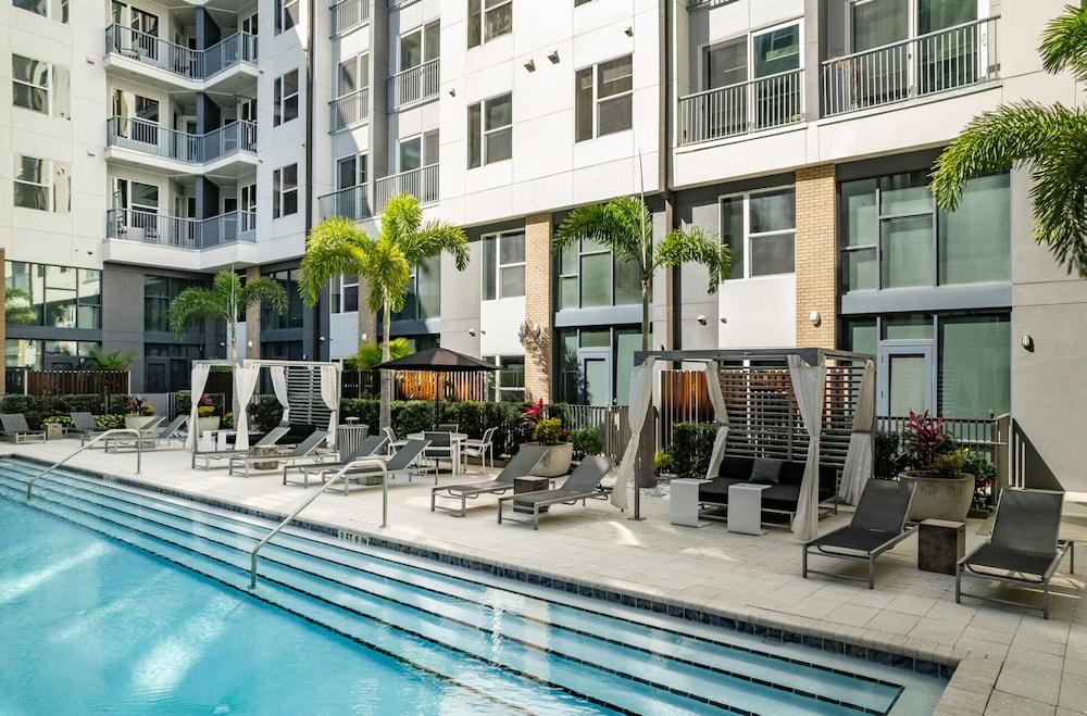 Virelli Apartments Upscale King Suite in the Heart of Orlando w Pool