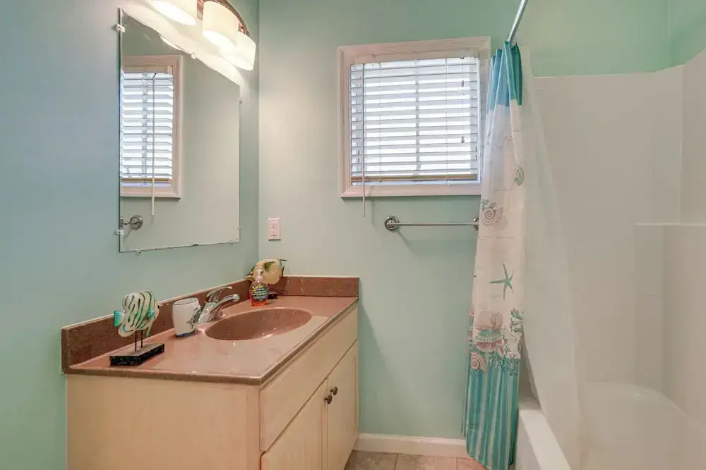 2 Blocks to Beach: Cozy Retreat in Wildwood!