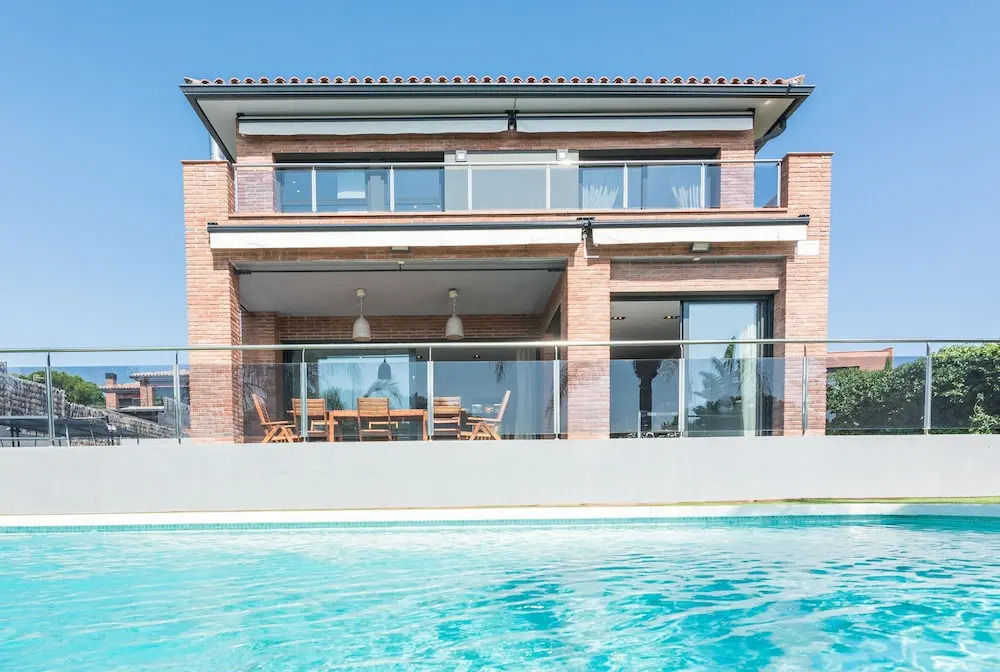 HomeHolidaysRentals Adonis