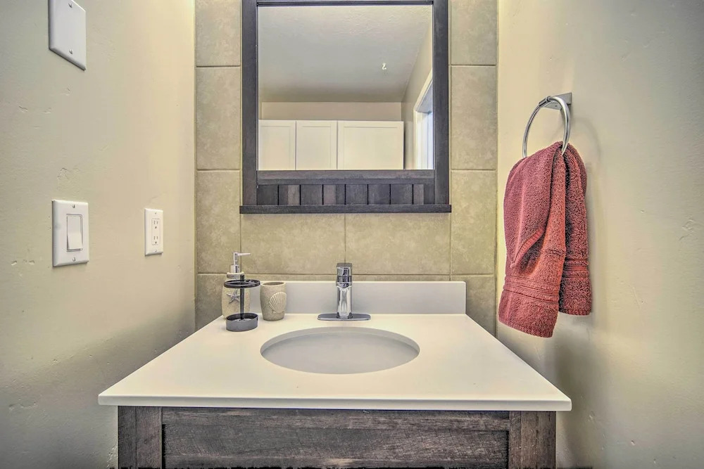 Walk to Downtown & Coast Trail: Condo in Anchorage