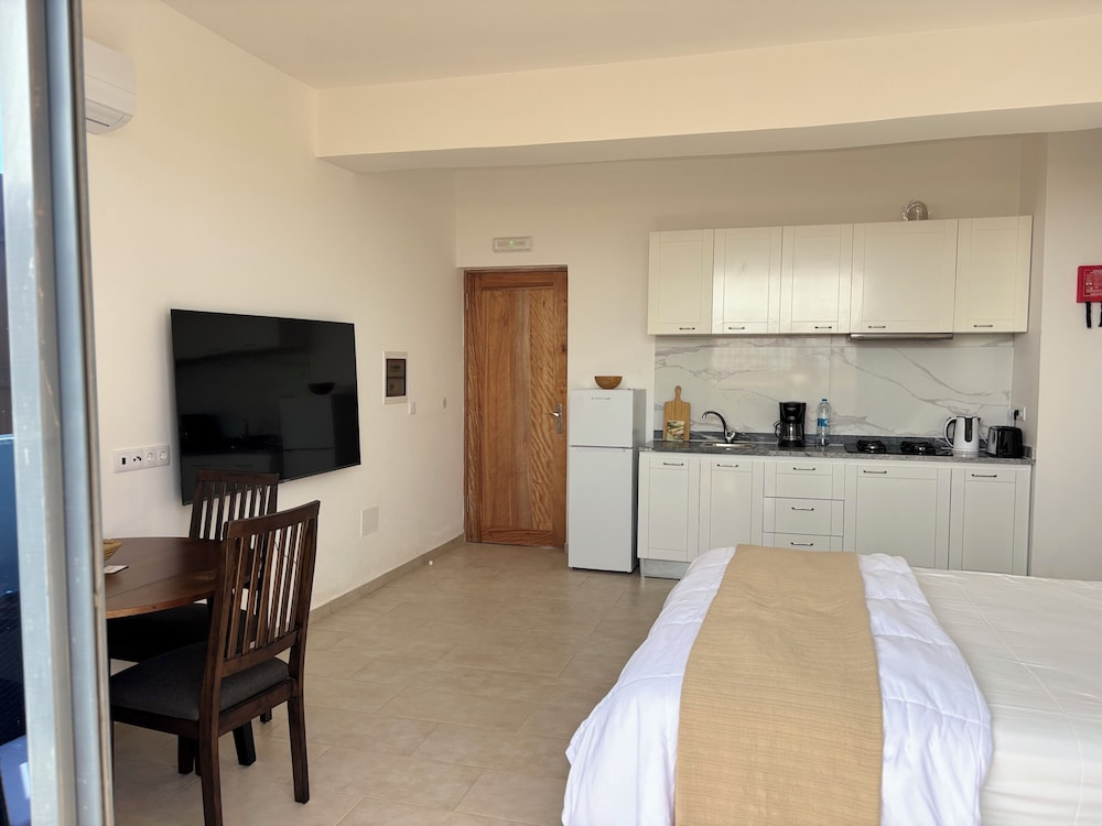 Joli Beach Apartments With Shared Pool