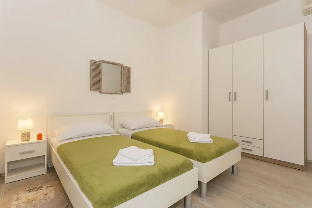 Comfortable Modern Studio With Shaded Patio
