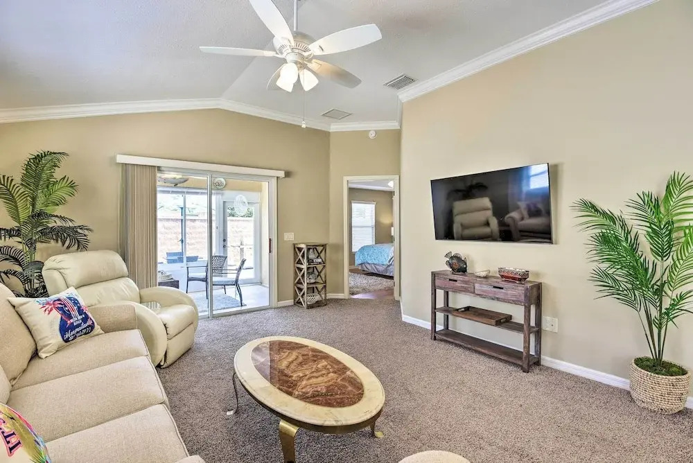 Sunny Courtyard Villa w/ Patio: Golf & Dine!