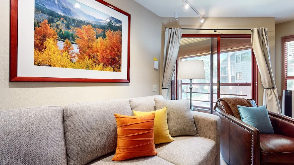 Inviting Mountain Retreat Steps From Ski Lifts!