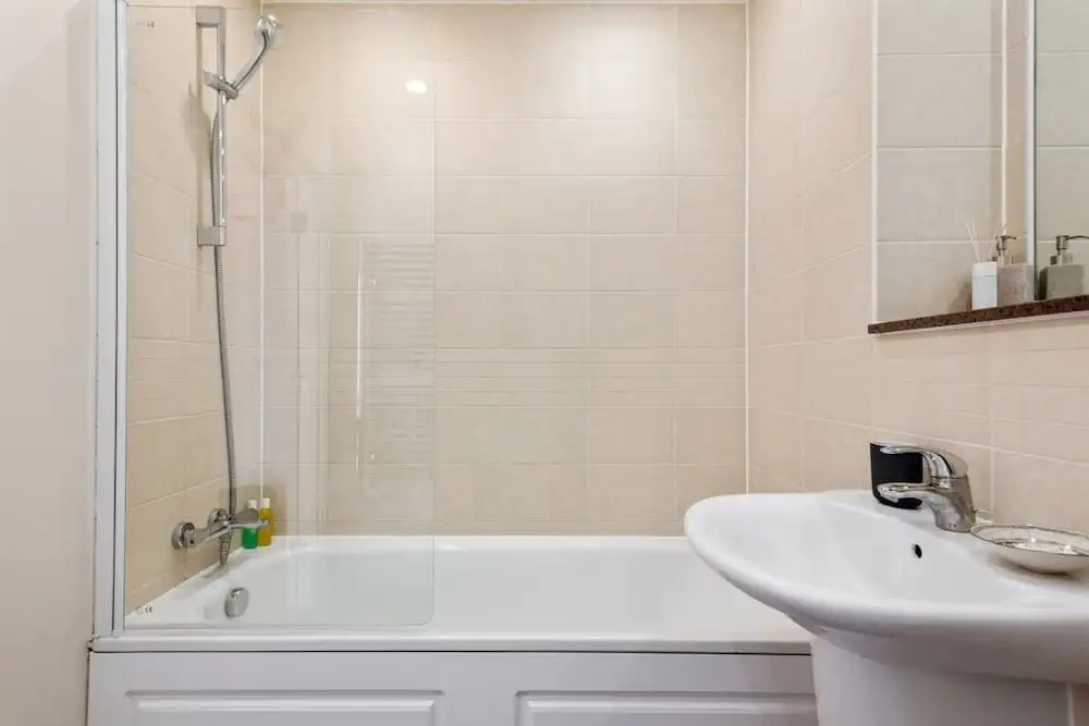 Chic 1 BDR W/balcony in Greenwich, 7mins to st