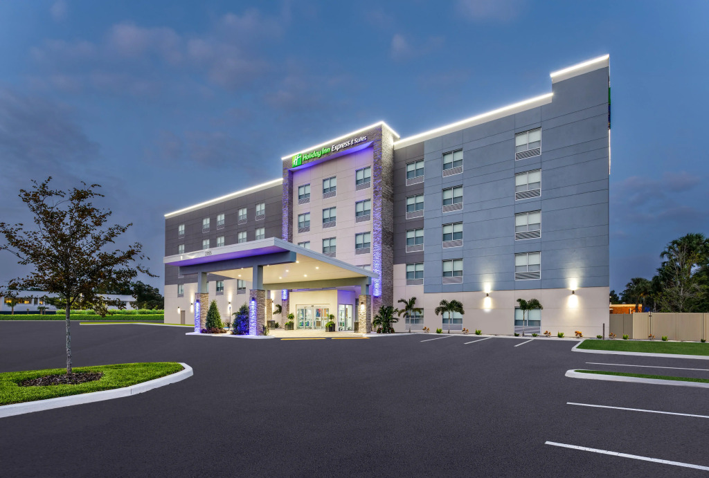 Holiday Inn Express & Suites Tampa Stadium - Airport Area by IHG