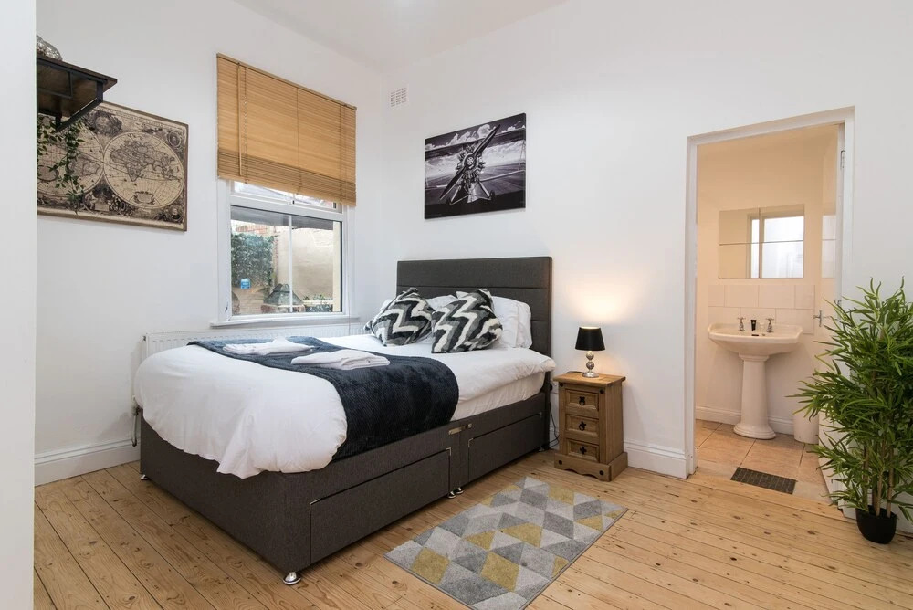 Modern Apartment With Private hot tub & Parking