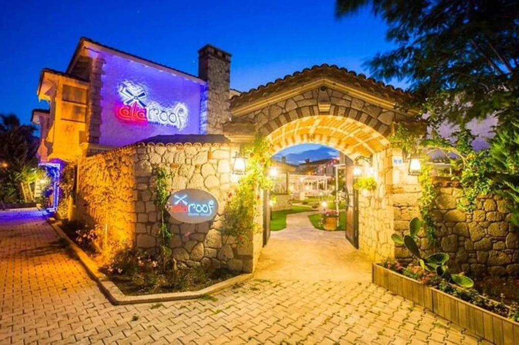 Alaroof Hotel  ( +15 )