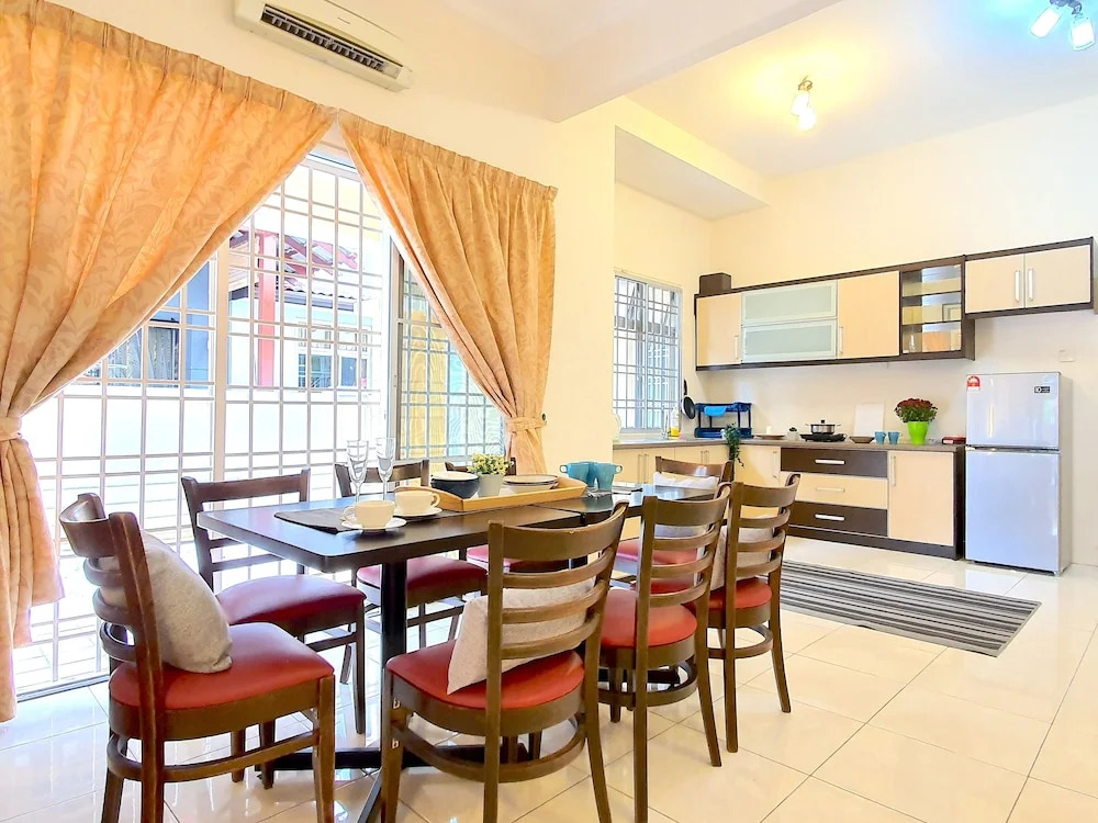 Kota Kemuning Private House by BeeStay