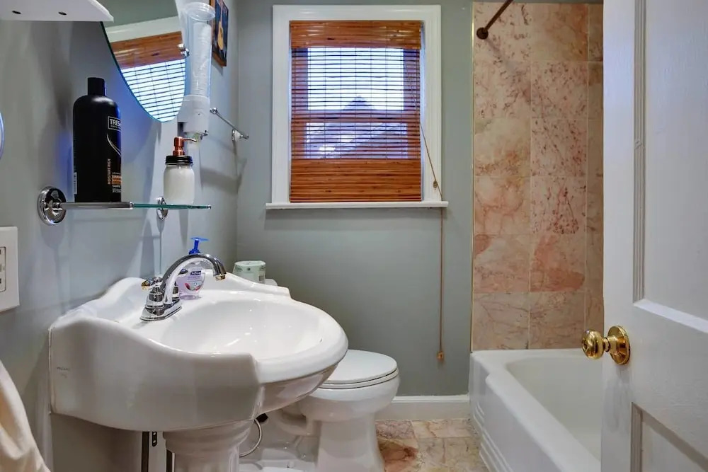 Charming 2br/1.5ba East Nashville Home by Domio