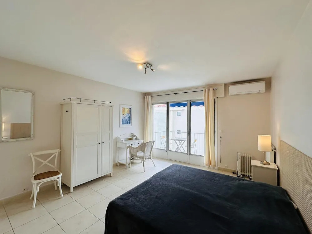 Two Bed Apt in the Center of Cannes - 2229