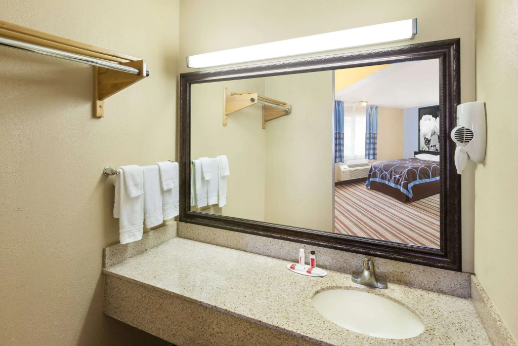 Super 8 by Wyndham Kingsville