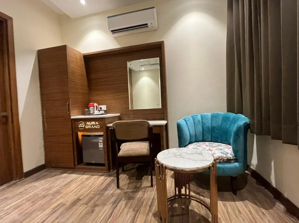 Hotel Aura Grand By Levelup Hotels
