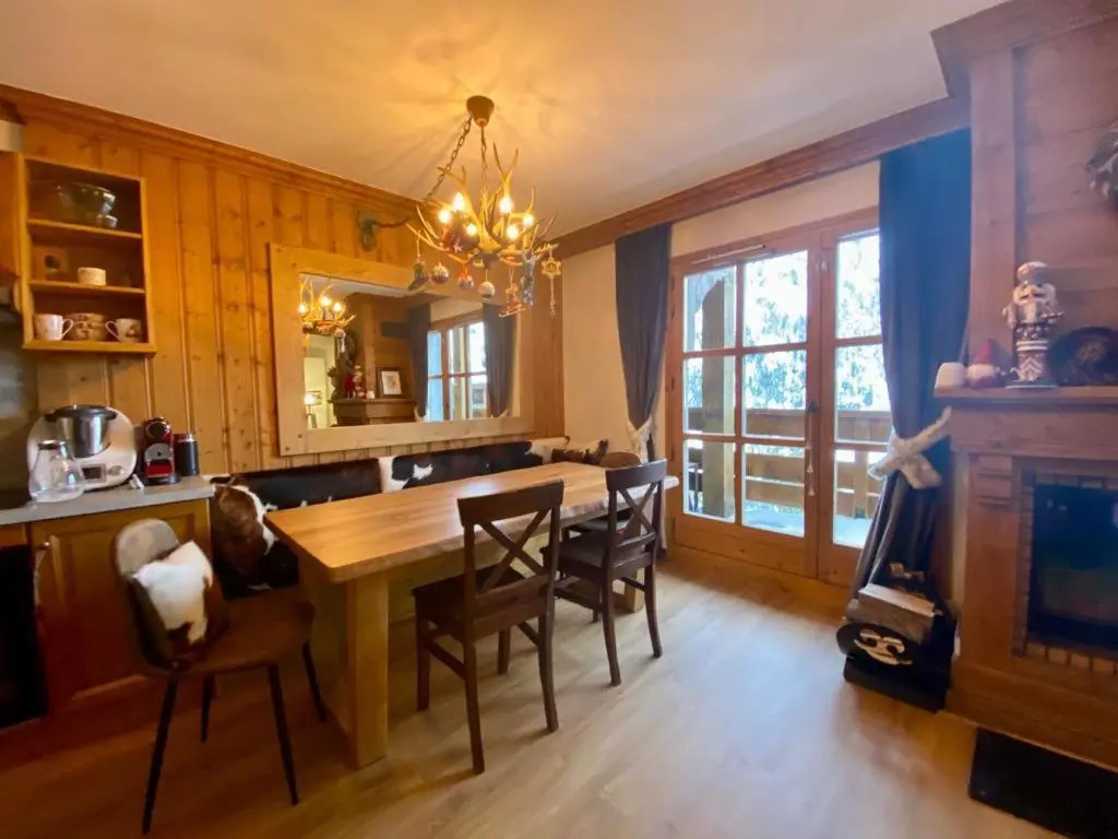 Stunning Mountain Views & Fireplace - 2 Bed, sleeps 8, Top Floor Duplex Apartment, Arc 1950