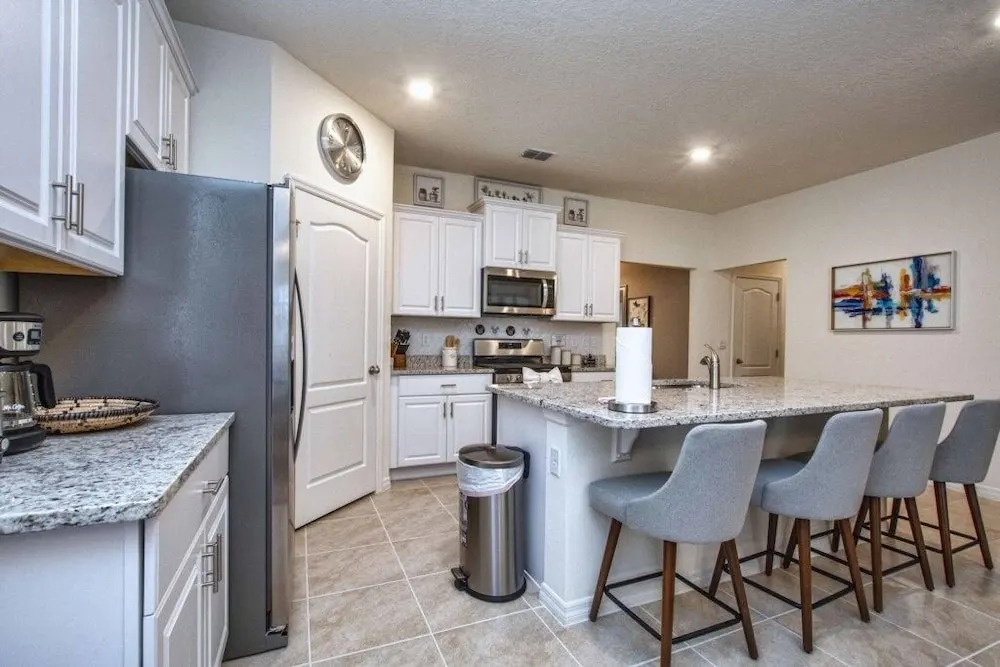 Brand New, Modern Decor, Pool& Spa- 7047sr 7 Bedroom Home by RedAwning