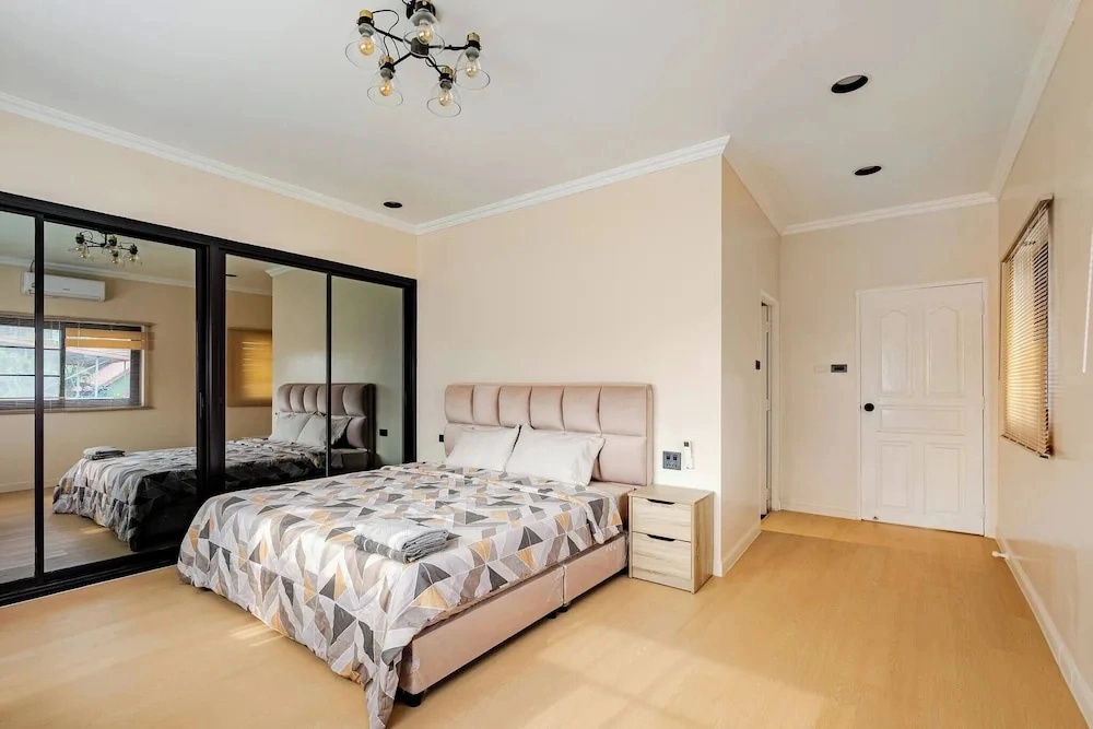 Splash Pool Villa-pattaya 5 BR Luxury Private Party Villa