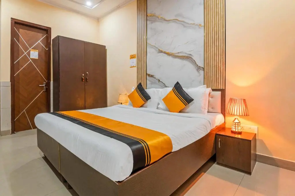 Itsy Hotels Saina Stay Near 32 Milestone