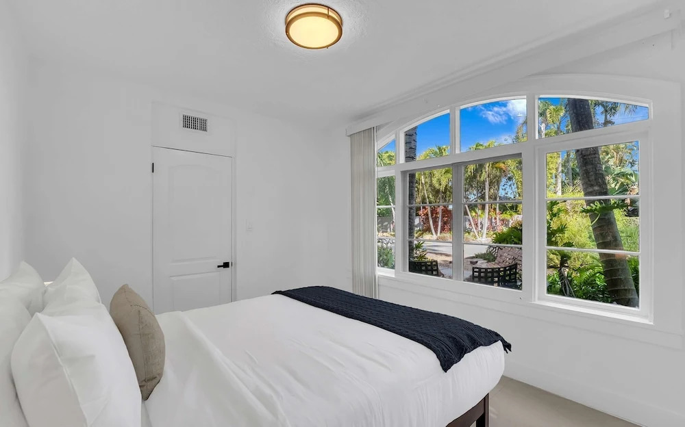 Spacious Stylish 2BR Retreat Near Victoria Park