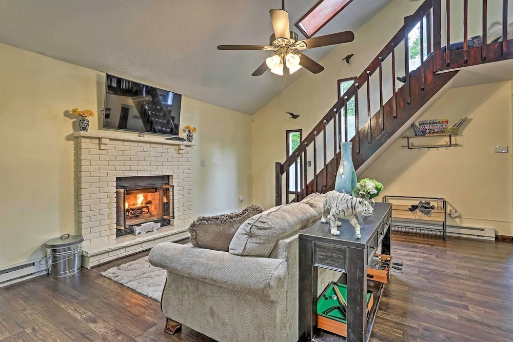 15 Mi to Camelback Ski Resort: Home w/ Deck!