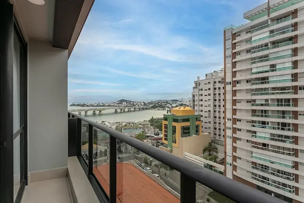 Studios Tower by Viva - Prédio com piscina no rooftop no centro de Floripa