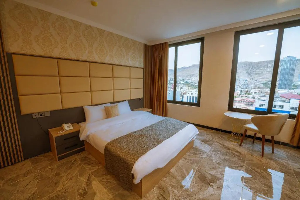 Sarok Hotel