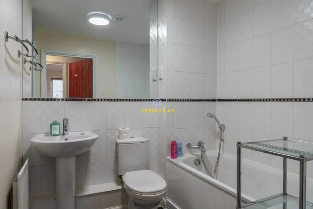 2 Bed Apartment Central Reading & Parking