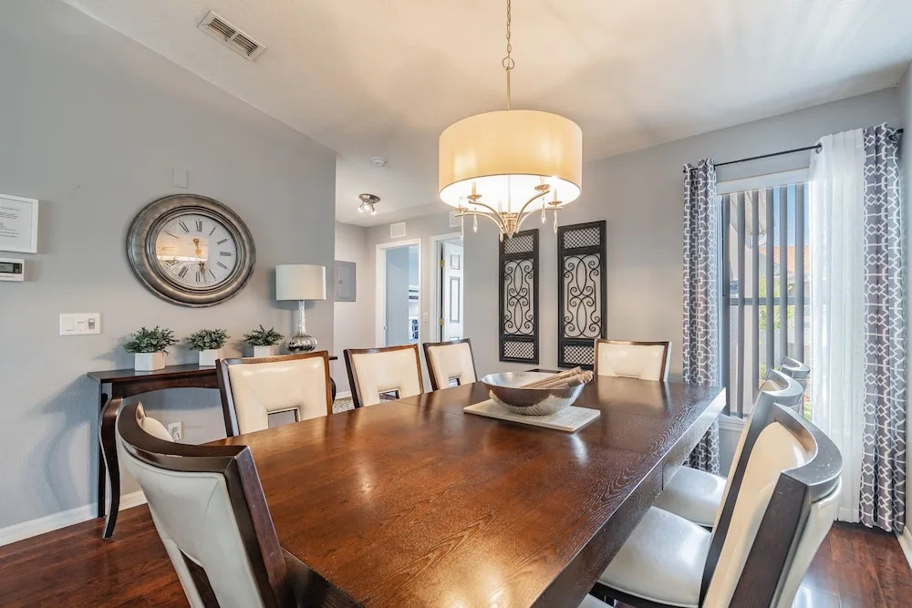 Near Theme Parks! Professional Design, Sleeps 7, Patio, Pool!