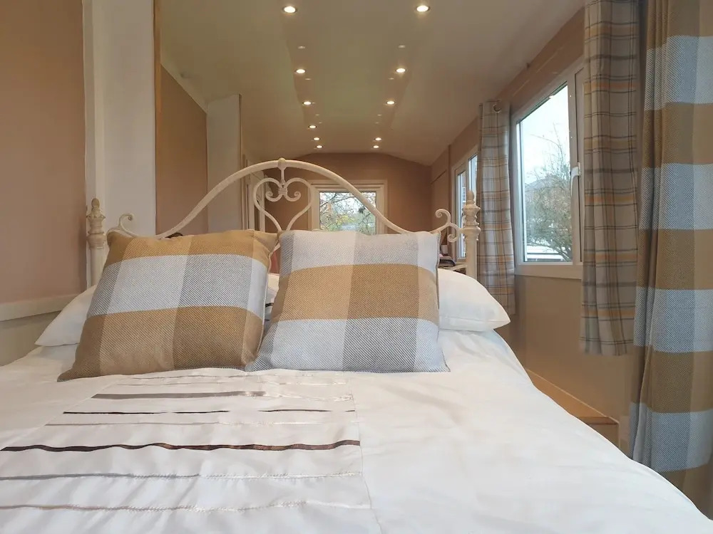 Riverside Cabin - Sleeps 2 - HotTub - Parking