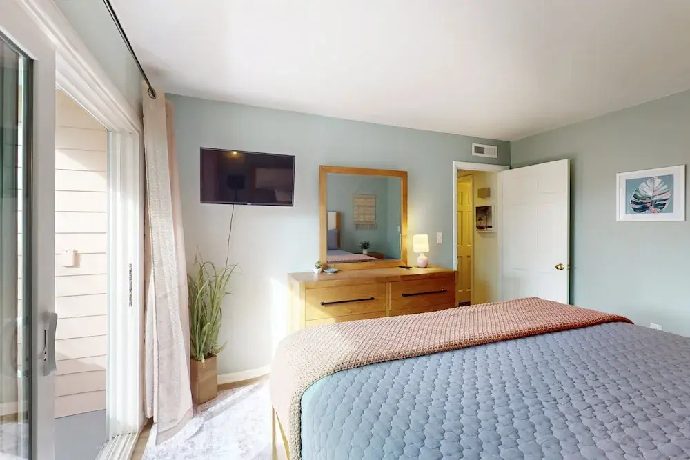 Spacious Condo With 2 Private Balconies, Beach Access and Pool