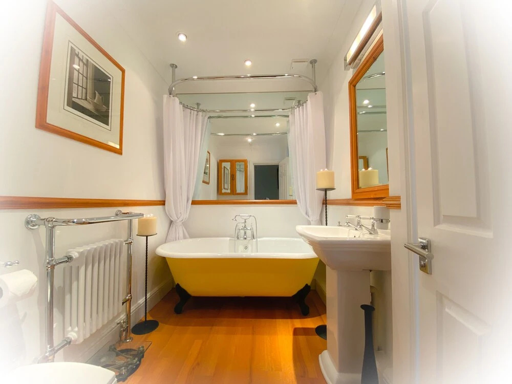 ROOMS AT THE QUAYSIDE - stylish en-suite rooms on Poole Quay all fully refurbed