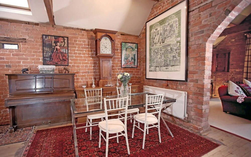 Beautifully converted 19th century coach house with stunning ground fl