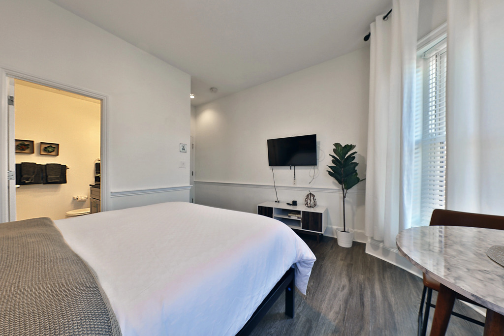 Large, Modern Studio!
