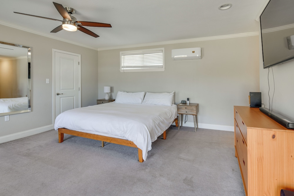 Spacious Fort Walton Beach Home ~ 2 Mi to Beach!