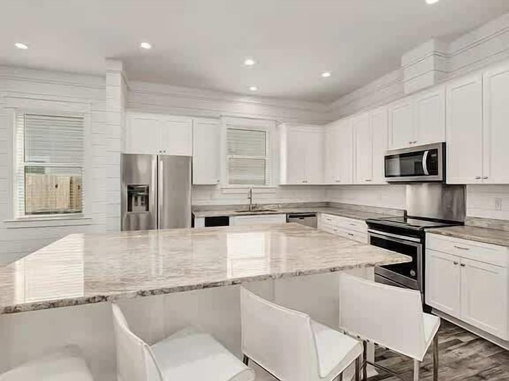 Costal Style 3-story W 7BR and Near the Beach