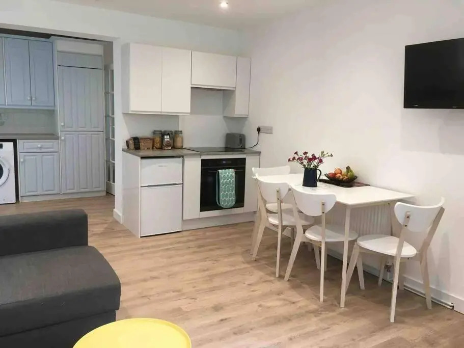 Bright and spacious annex near Lymington with private garden