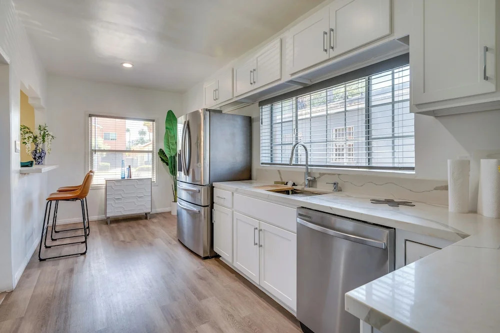 3 Mi to Usc, Museums & Parks! Modern LA Apartment