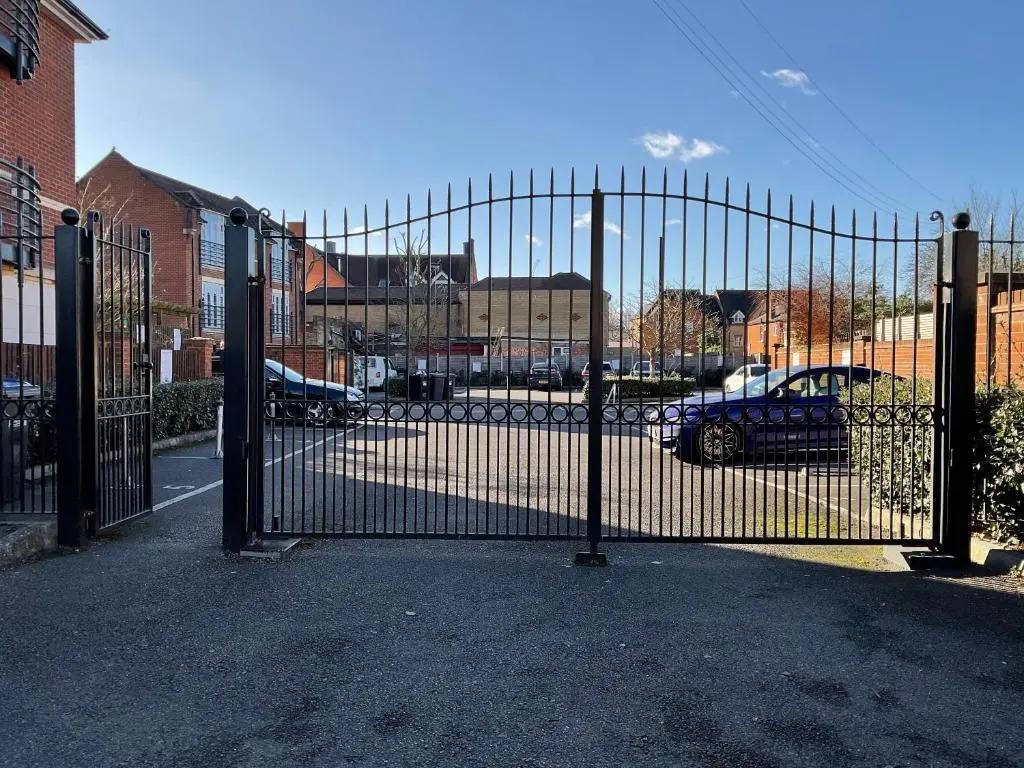 Modern 2 Bed Apt in Egham High Street, with private parking and Wifi