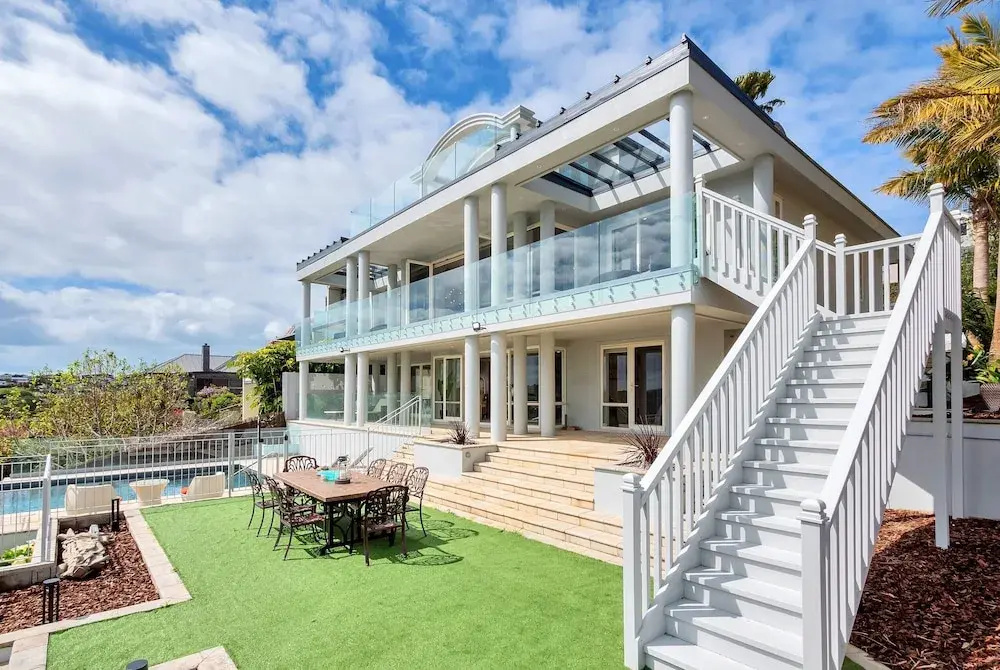 Orakei Grandeur Mansion with Sea Views & Pool