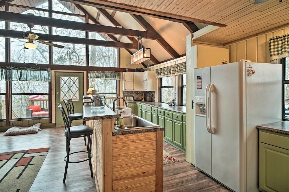 Douglas Lake Cabin w/ Mountain-view Deck & Grill