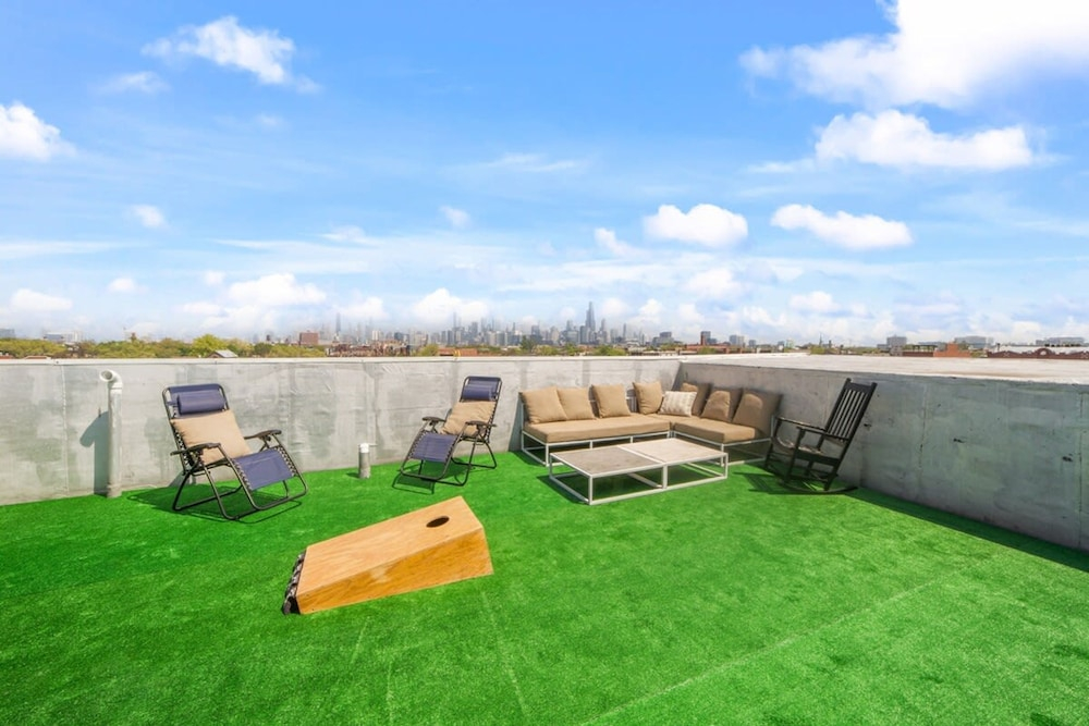 Stunning 4BD Penthouse in Ukrainian Village