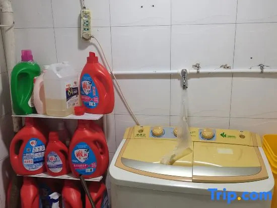 Jingjiang Homestay (Jiangbian Square)