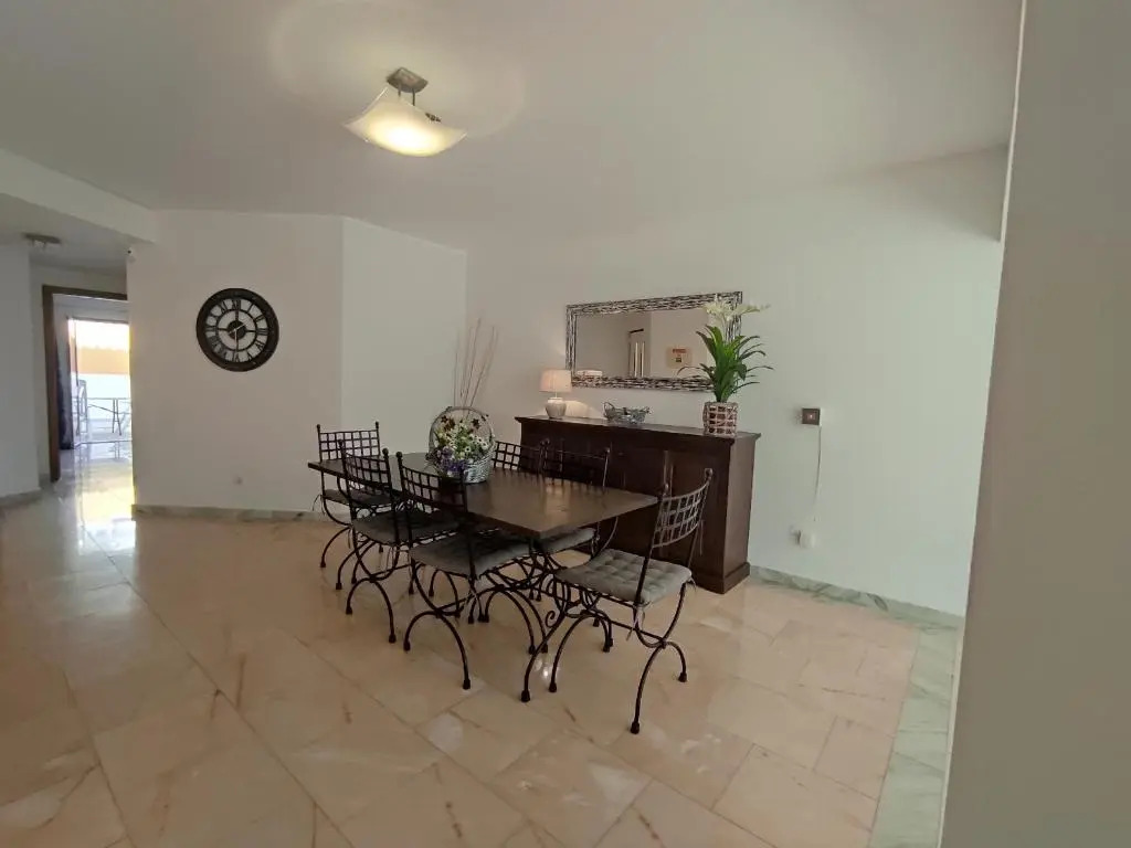 Vila Magna near The Strip with BBQ, AC, Balcony, Parking, 4 TVs and Free wifi