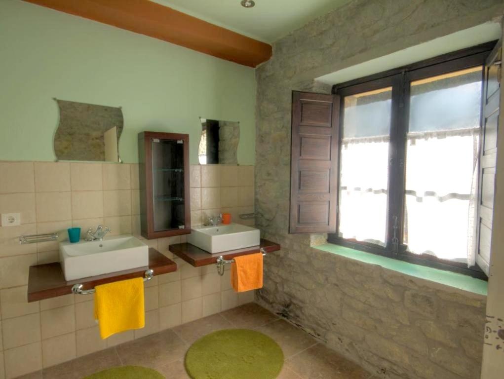 House With 5 Bedrooms in Mieres del Camino, With Wonderful Mountain View, Balcony and Wifi Near the Slopes
