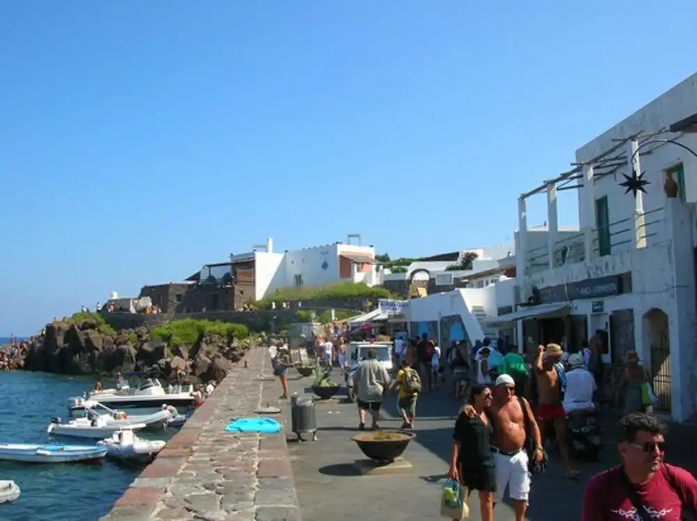House With 2 Bedrooms in Panarea, With Wonderful sea View and Enclosed