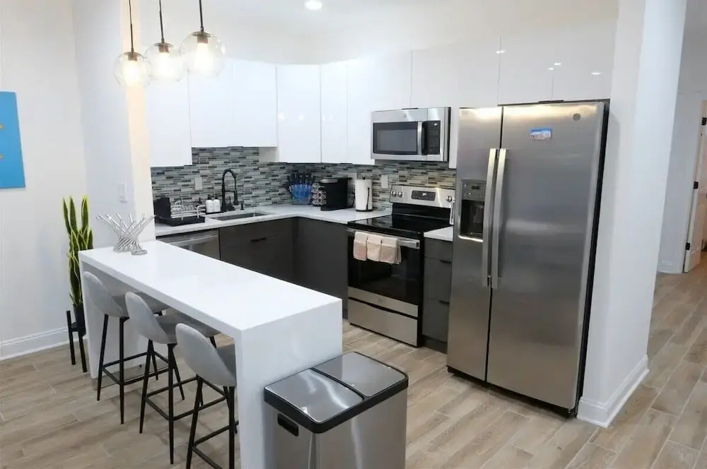 Pop Art Chic! Stunning Shaw - U Street Apartment